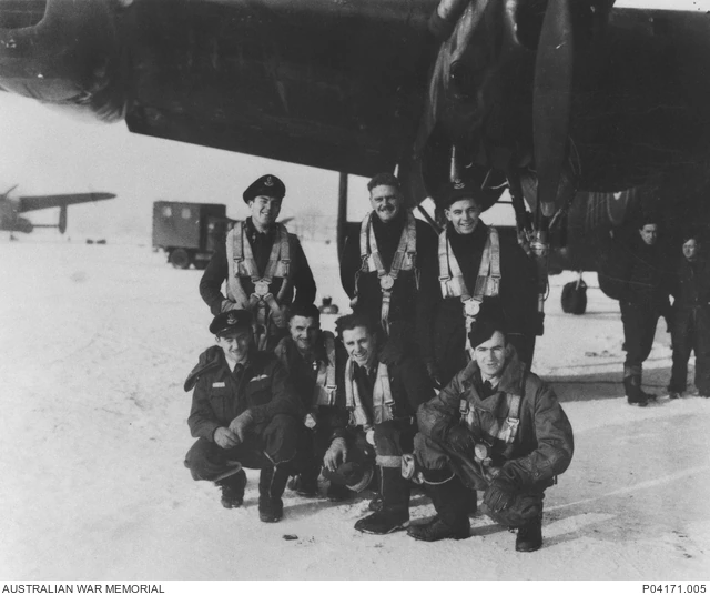 1945년 1월 촬영된 알렉스 젠킨스와 랭커스터 폭격기 승무원들의 단체사진